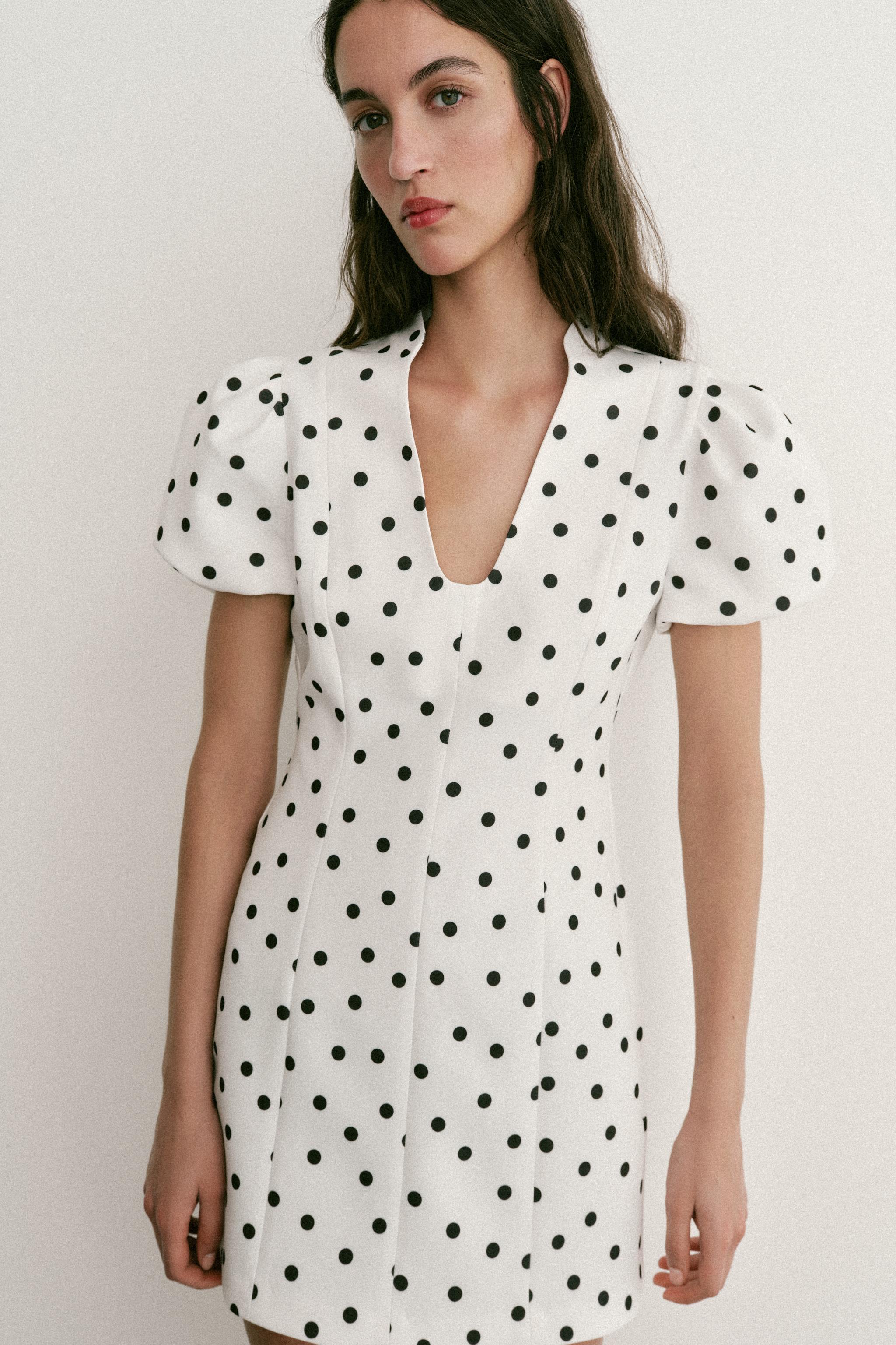 ROBE COURTE À MANCHES BOUFFANTES